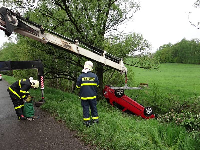 Zásah hasičů u nehody osobního automobilu. 