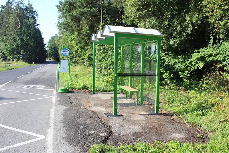 Některé autobusové zastávky v Havířově dostaly nové čekárny s lavičkami. Zastávka U Jelena na Petřvaldské ulici.