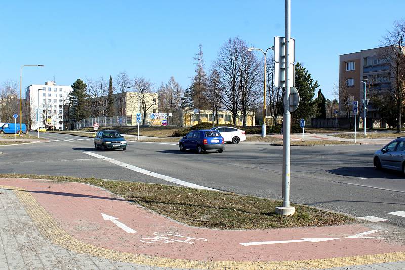 Dopravu v křižovatce u Merkuru v Havířově-Podlesí bude řídit světelná signalizace. Místo míjení se řidiči často objíždějí.