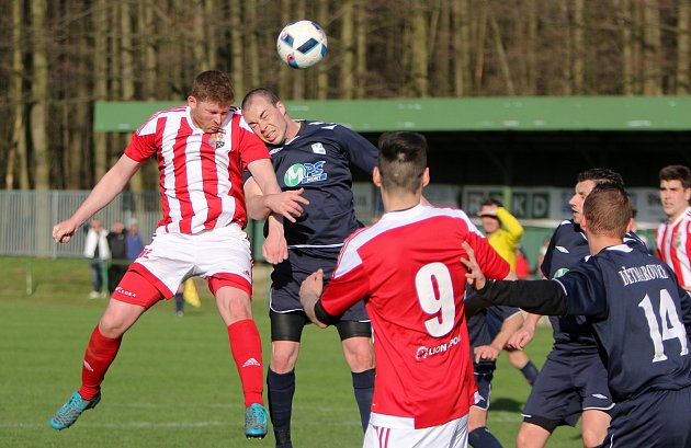 Fotbalové derby o vedení v kraji zvládly v Orlové lépe Dětmarovice (v modrém).