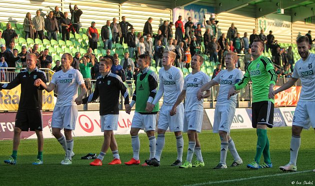 Z ligového utkání Karviná (v bílém) - Příbram 2:0.