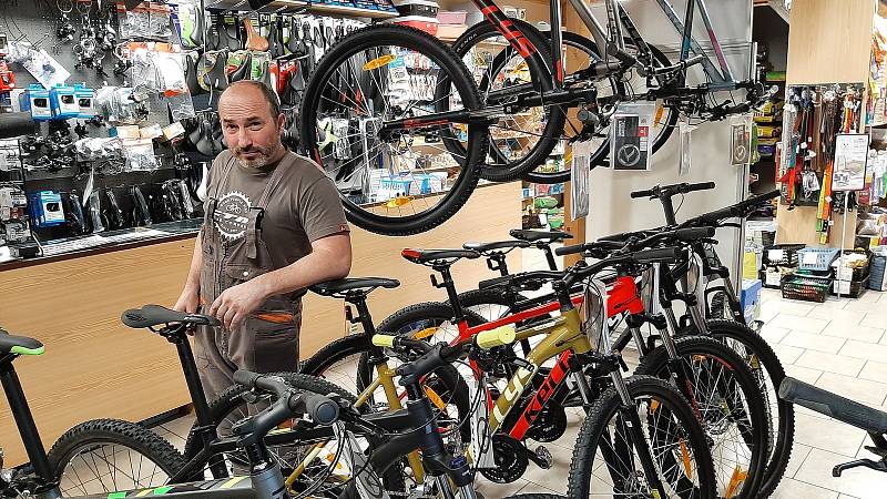 Petřvald. Tomáš Šeda, bývalý cyklistický závodník, dnes majitel obchodu s cyklopotřebami.