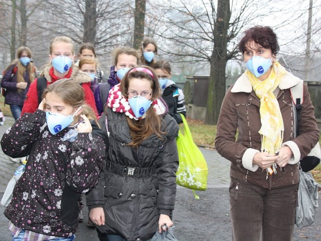 Školáci ve Stonavě na Karvinsku chodí v době smogové inverze s respirátory. 