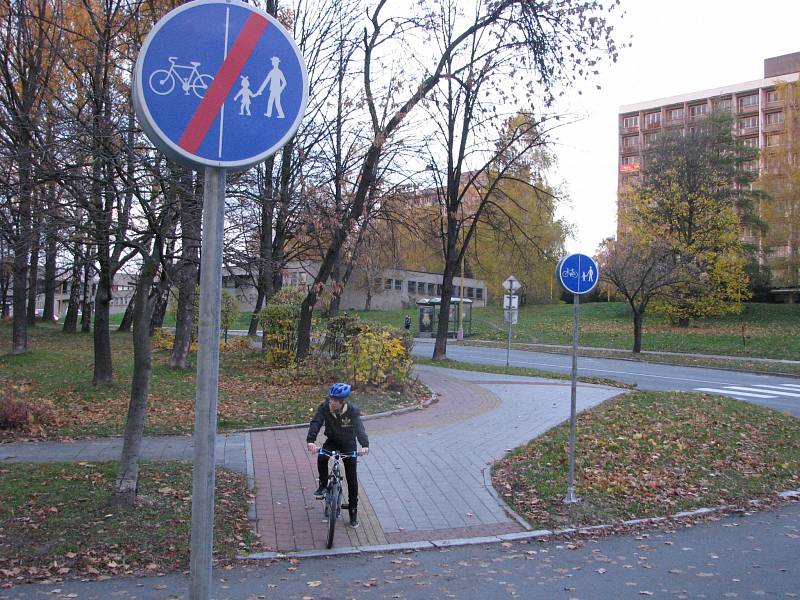 V Havířově musejí cyklisté každou chvíli brzdit a dávat přednost autům, proto se cyklostezkám raději vyhýbají.