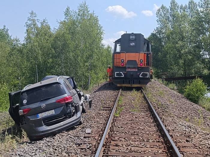 Další nehoda na Karvinsku. Lokomotivy na přejezdu „odpinkly“ automobil.