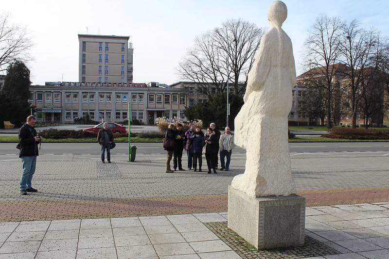 Poznávací procházka Havířovem zaměřená na sochy. Maryčka u KD Petra Bezruče.