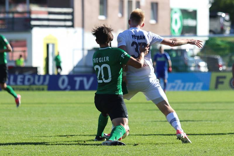 Karvinští fotbalisté (v bílém) vyhráli v Příbrami 2:0.