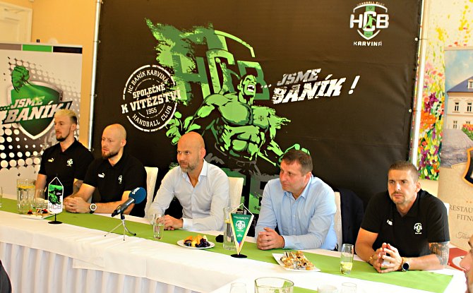 Hazenkářský tým HCB Karviná přestavil své cíle pro novou sezonu, která startuje v září. Uprostřed trenér Michal Brůna.