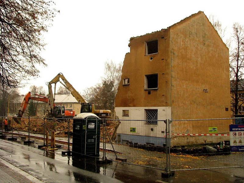 Demolice domu v ulici Obránců míru v Havířově-Šumbarku. 