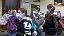 Školáci ve Stonavě na Karvinsku chodí v době smogové inverze s respirátory. 