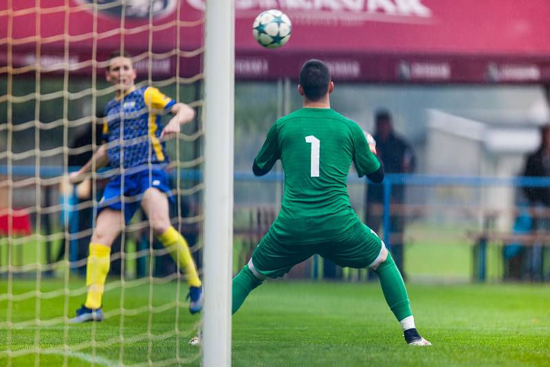 Divizní derby Bohumín - Havířov (v růžovém).