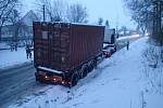 Vyprošťování nákladního automobilu v Petrovicích. 