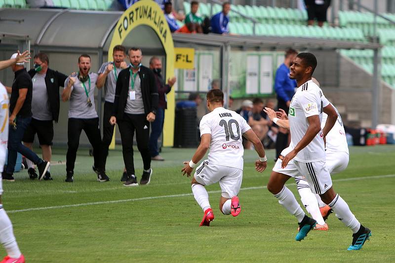 Z utkání posledního kola základní části Karviná - Mladá Boleslav (v oranžovém).