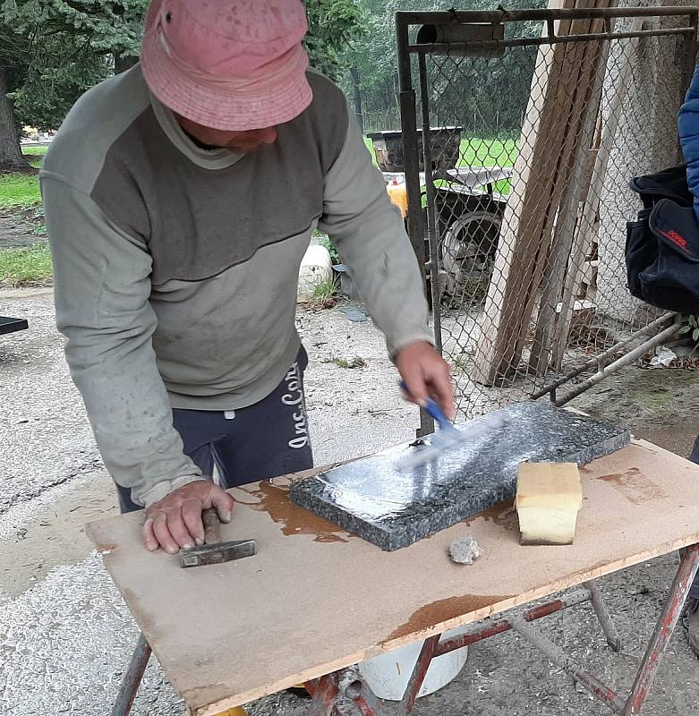 Těrličtí kameníci Roman Sedlák a David Herdzina renovují rozebraný památník obětem důlního neštěstí v Dole Dukla v roce 1961.