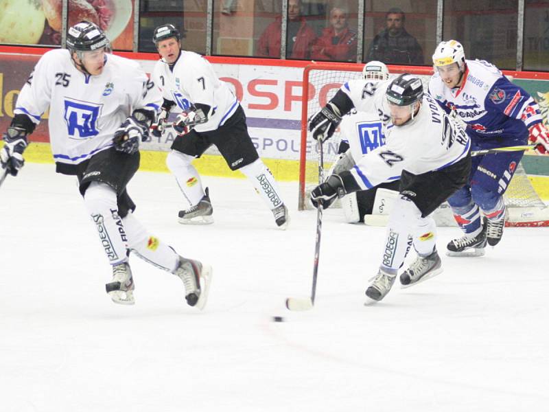 Havířovští hokejisté (bílé dresy) proti Berounu nepřekvapili, prohráli 2:4.