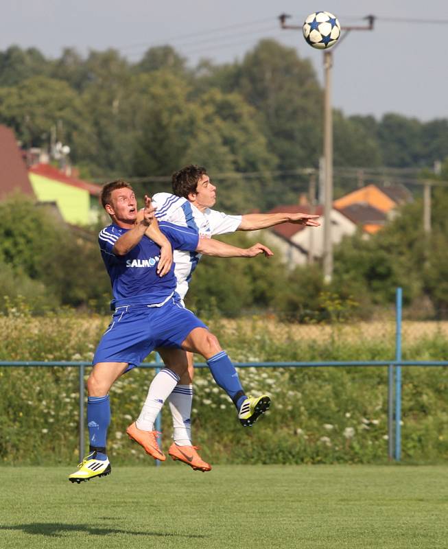 Sobotní fotbalové odpoledne v Petrovicích. V poháru postoupil Frýdek (v bílém).