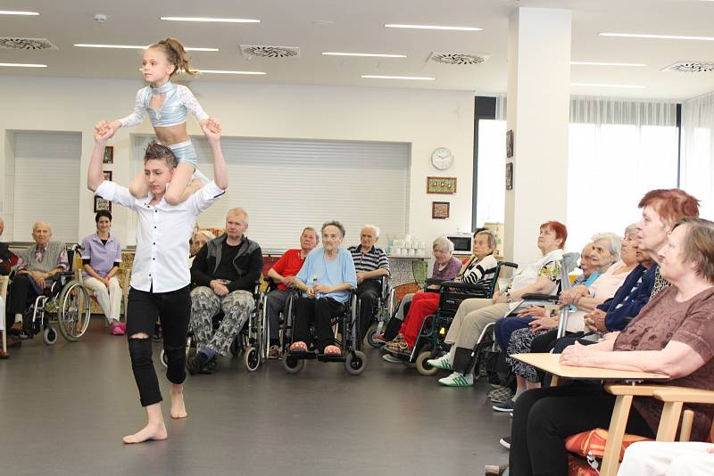 Taneční škola Happy Day Dance z Ostravy se představila seniorům z domova GrandPark v Havířově.