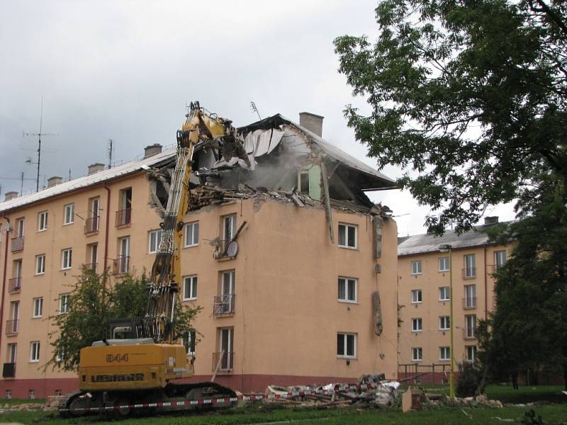 Demolice střechy a bytu v domě, který poškodil výbuch plynu. 