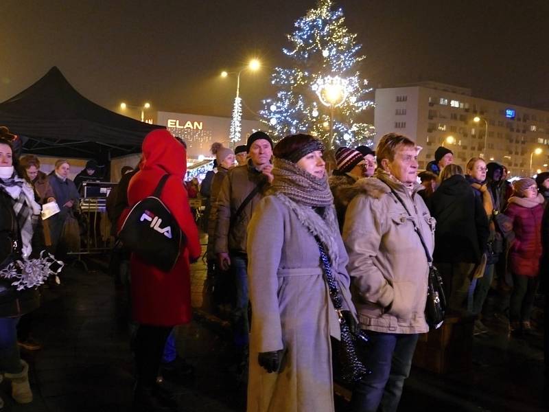 Akce Deníku Česko zpívá koledy na náměstí Republiky v Havířově.