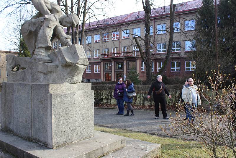 Poznávací procházka Havířovem zaměřená na sochy. Horník u ZŠ Gorkého.