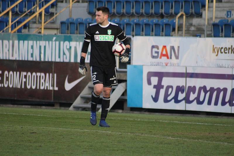 Karviná (v klasické razicí barvě) prohrála na Slovácku 0:2.