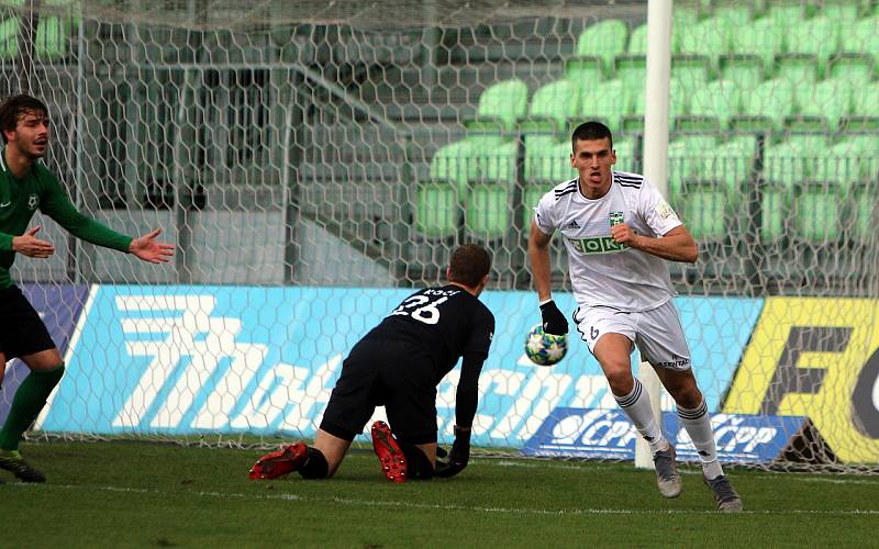 Karvinští fotbalisté (v bílém) si poradili i s Příbramí a na jaře ještě neinkasovali.