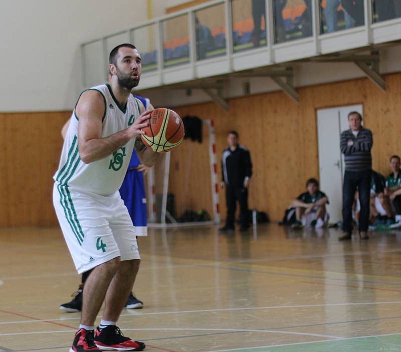 Basketbalisté Karviné (v bílém) podlehli doma Olomouci.