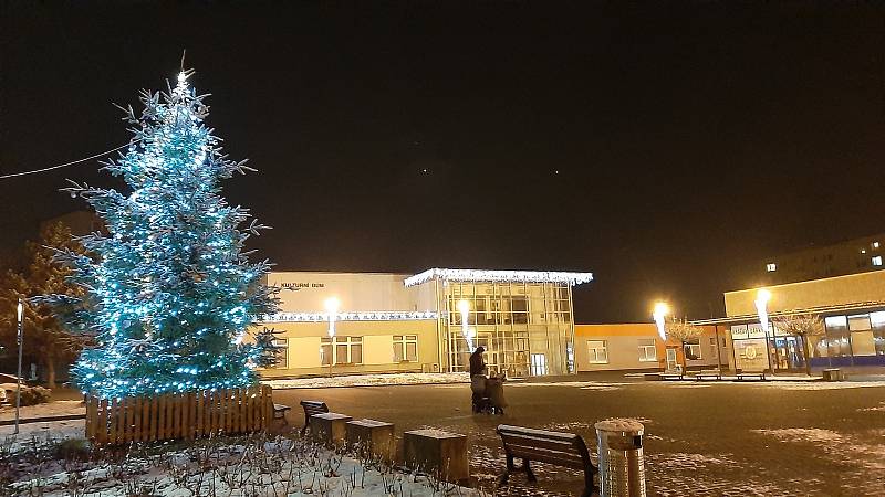 V Rychvaldu stojí vánoční strom na prostranství před kulturním domem.