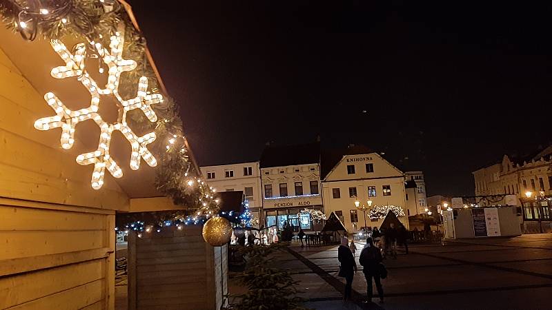 Vánoční výzdoba v Karviné. Podél hlavní třídy, u obchodního centra Korso, na Masarykově náměstí a všechny tři vánoční stromy.
