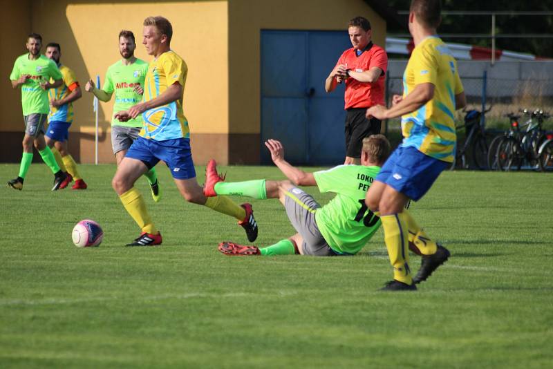 Fotbalisté Petrovic (v zeleném) na úvod krajského přeboru vyhráli nad Datyněmi 3:1.