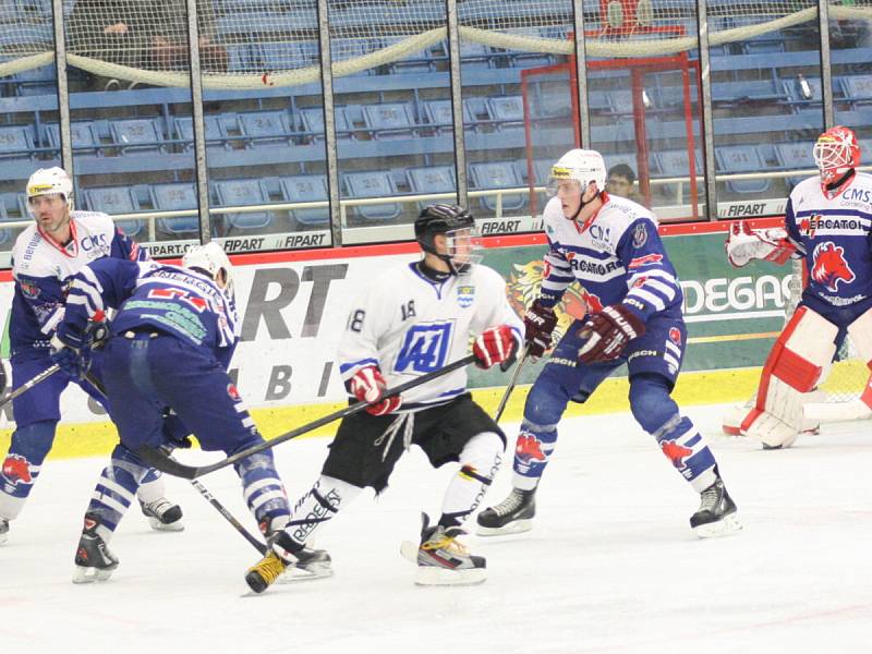 Havířovští hokejisté (bílé dresy) proti Berounu nepřekvapili, prohráli 2:4.