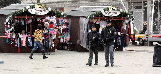 Policejní hlídka ve vánočním městečku v centru Havířova. 