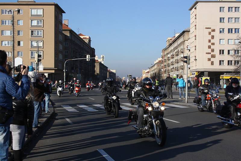 Vánoční vyjížďka motorkářů v Havířově. 