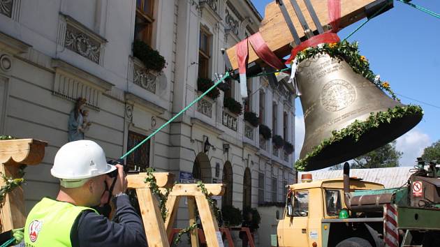 Do fryštátského kostela Povýšení sv. Kříže v pondělí dělníci vytahovali a instalovali čtyři nové bronzové zvony. 