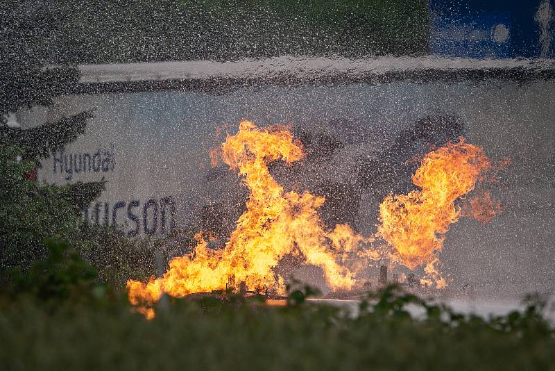 Na benzinové čerpací stanici hořel plyn, který unikal z nádrží na LPG.