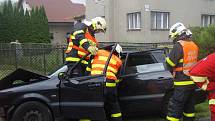 Zraněnou polskou řidičku vyprošťovali v neděli dopoledne hasiči havarovaného z osobního automobilu. Po nárazu do sloupu elektrického vedení zůstala žena uvězněná v havarovaném autě.