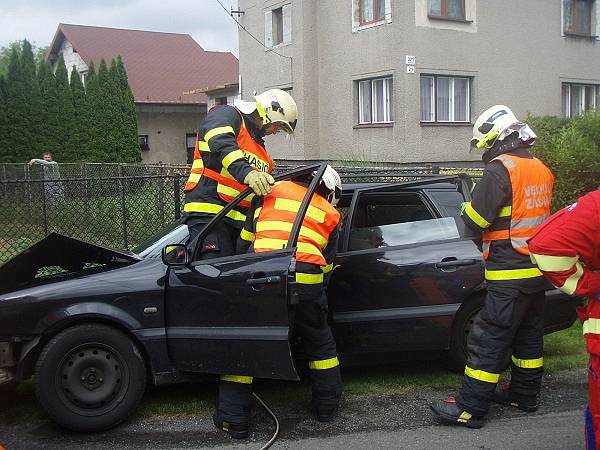 Zraněnou polskou řidičku vyprošťovali v neděli dopoledne hasiči havarovaného z osobního automobilu. Po nárazu do sloupu elektrického vedení zůstala žena uvězněná v havarovaném autě.