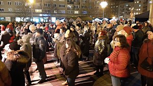 V Havířově na náměstí Republiky se ve středu 7. prosince 2022 zpívaly koledy. Z pódia předzpívával ženský sbor Canticorum.