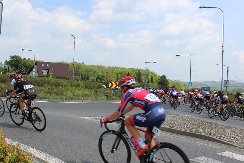 Peloton cyklistek při průjezdu Havířovem.