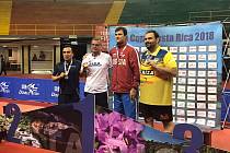 Ivan Karabec (v bílém tričku) se zlatou medailí na Costa Rica Open.