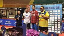 Ivan Karabec (v bílém tričku) se zlatou medailí na Costa Rica Open.