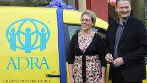Zástupci havířovské organizace ADRA převzali v úterý v Karviné od Nadace ČEZ nový automobil, který bude sloužit k rozvozu materiálu. 