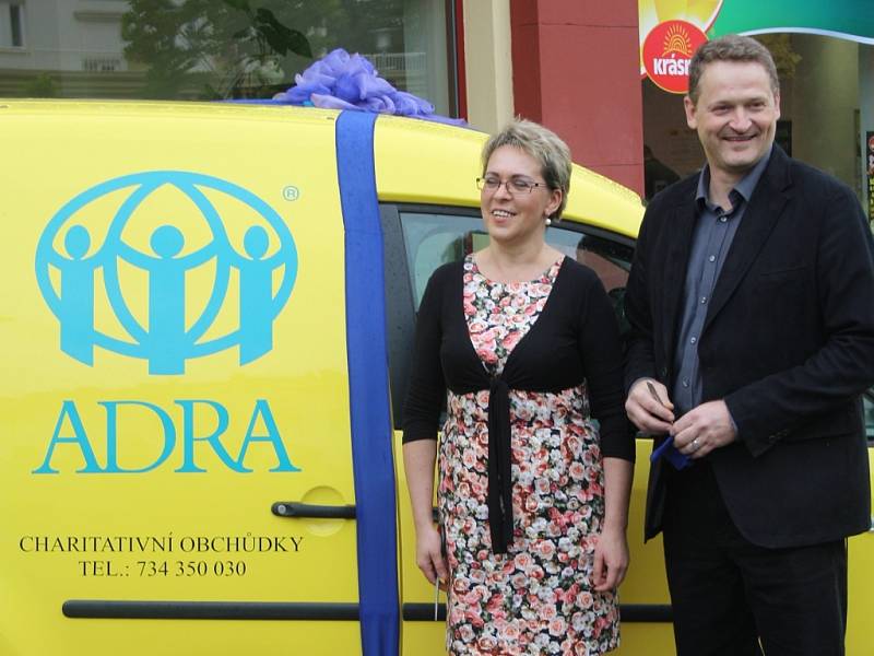 Zástupci havířovské organizace ADRA převzali v úterý v Karviné od Nadace ČEZ nový automobil, který bude sloužit k rozvozu materiálu. 
