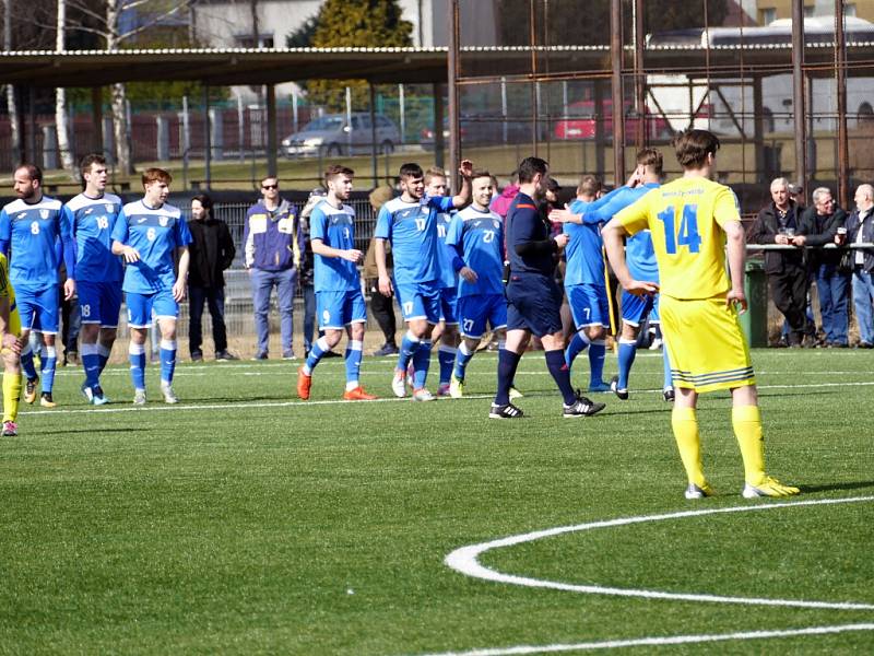 Havířovští fotbalisté (v modrém) při vstupu do jarní části divize zdolali Šternberk 5:0.