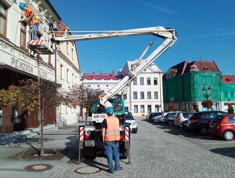 Vánoce se blíží a v Karviné již začali také s instalací vánoční výzdoby města.