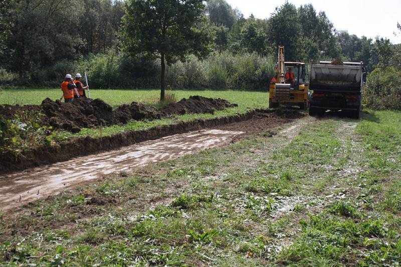 Stavba cyklostezky v Havířově. 