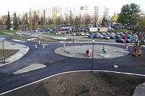 Rondel u zimního stadionu je praktický hotov a odvážní řidiči už po něm, i přes zákazové značky, jezdí.