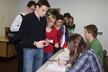 Studenti orlovského gymnázia si vyzkoušeli nanečisto prezidentské volby. 