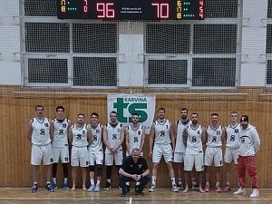 Karvinští basketbalisté se dál drží v čele druholigové skupiny C, o víkendu porazili Slávii Ostravská univerzita 96:70 a UP Olomouc 105:58.