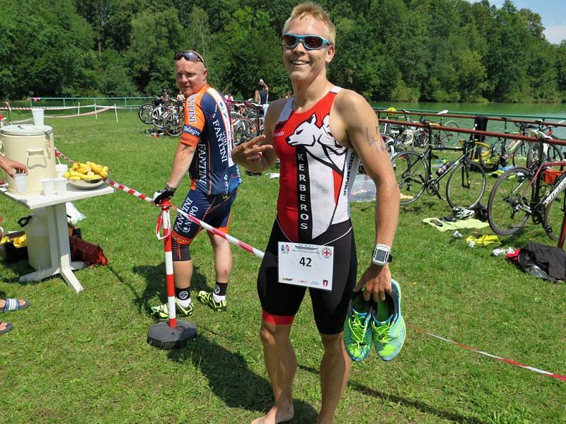 Na start 7. ročníku Albrechtického sprint triatlonu se v sobotu za krásného slunečného počasí postavilo 53 závodníků z toho 9 žen.